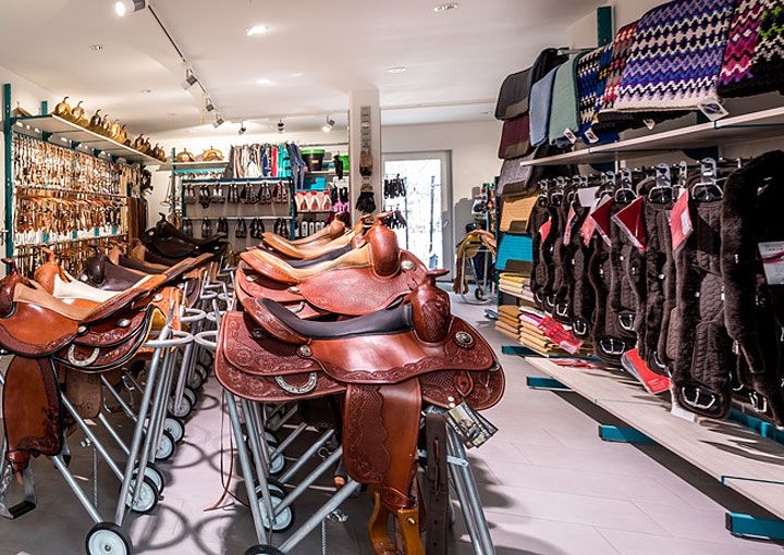 Westernsattel, Blanket und Sattelunterlage im Western Sattel Reitshop und Reitsportgeschäft